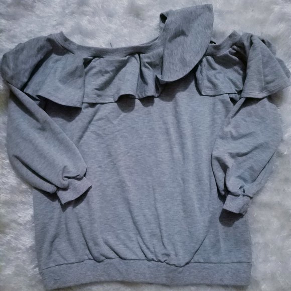 Entro Cold Shoulder Ruffled Sweatshirt NWOT - Picture 3 of 5
